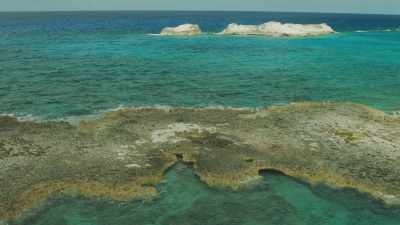 Petits rochers affleurant sur les eaux peu profondes