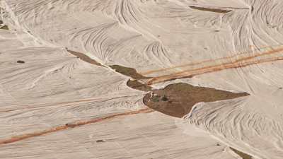 Baches de plastique sur un terrain