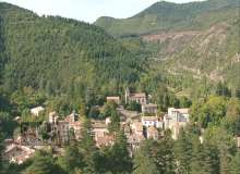 La ville, le village, les bains, les cosmétiques Pierre Fabre
