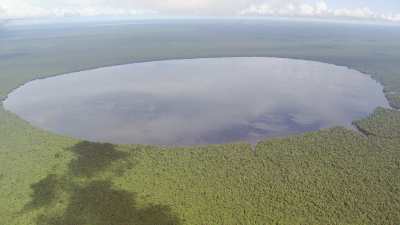 Le lac Télé et la forêt dense environnante