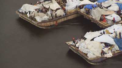 Grande barge commerciale surchargée