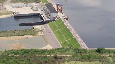 La et barrage d'Imboulou sur la rivière Lefini
