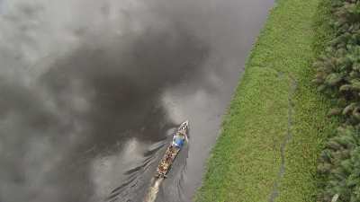 Plans larges d'un bateau surchargé sur l'Alima