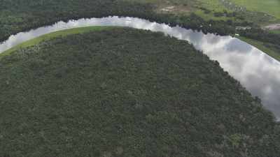 Larges courbes de la rivière Alima dans la forêt