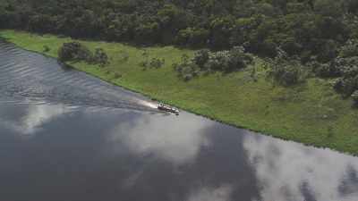 Bateau de transport de fortune sur la rivière Alima