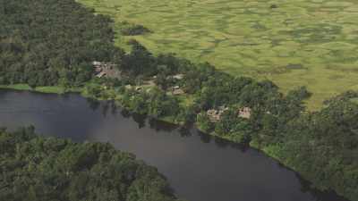 Villages et pilotis sur les bords de la  rivière Alima