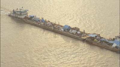 Barges sur le fleuve Congo