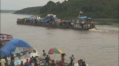 Barges sur le fleuve Congo
