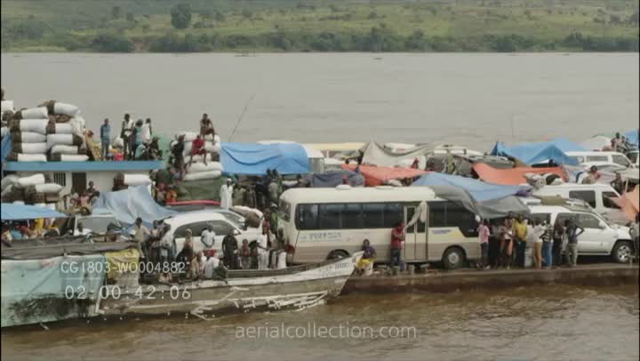 Barges sur le fleuve Congo