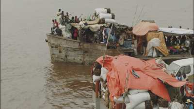Barges sur le fleuve Congo