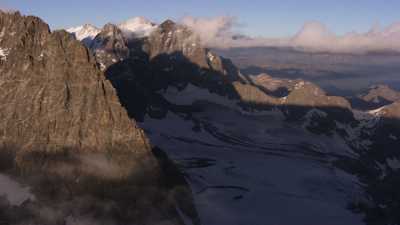 Montagnes enneigées au coucher du soleil, chaine de la Bernina