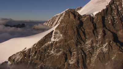Montagnes enneigées au coucher du soleil, chaine de la Bernina