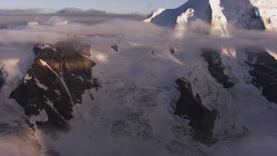Montagnes enneigées au coucher du soleil, chaine de la Bernina