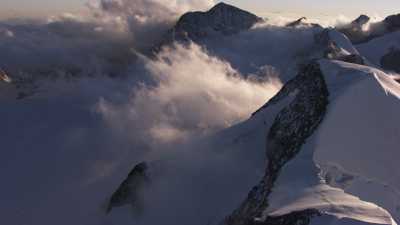 Montagnes enneigées au coucher du soleil, chaine de la Bernina