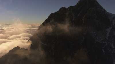Montagnes enneigées au coucher du soleil, chaine de la Bernina
