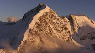 Montagnes enneigées au coucher du soleil, chaine de la Bernina
