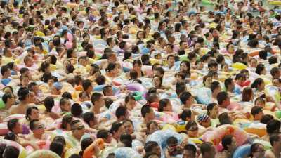 La piscine à vagues surpeuplée de la ville