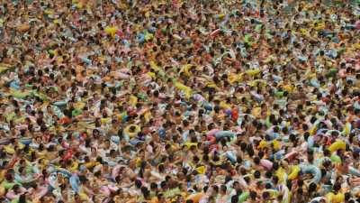 La piscine à vagues surpeuplée de la ville