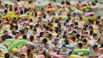 La piscine à vagues surpeuplée de la ville