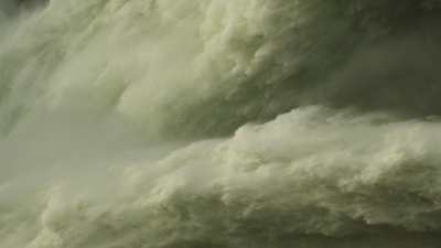 Spectaculaire lâcher des eaux du barrage de Xiaolangdi