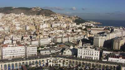 Arrivée sur la ville, tour de la Kasbah vers le mémorial du Martyr