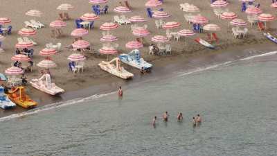 Baigneurs sur la plage de Boulimat