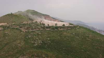 Carrière au sommet d'une colline, près du port de Béjaïa