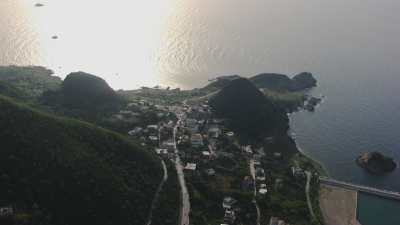 Côte, collines verdoyantes et route