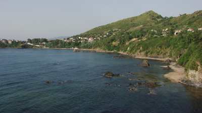 Petite plage, baigneurs et parasols colorés
