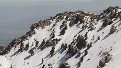Foule qui s'amuse dans la neige au pied du Djurdjura