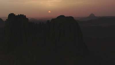 Formations rocheuses dans le désert au crépuscule