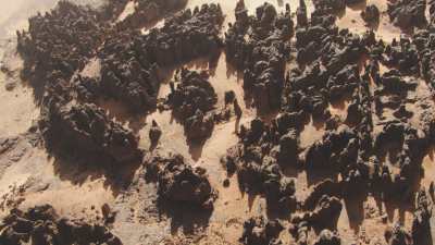 Formations rocheuses régulières dans le désert