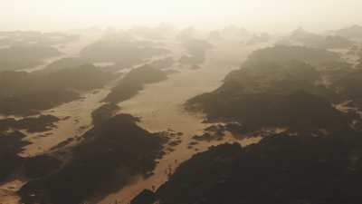 Route dans le désert et rochers qui émergent du sable