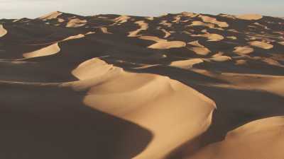 Les formes douces des dunes sahariennes et ombres