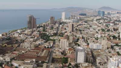 Rond point, immeubles en construction sur le littoral