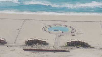 Complexe résidentiel, centrale électrique, plage de Sidi Krir