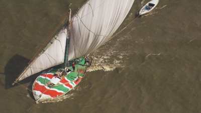 Voiliers de pêcheurs colorés dans le delta du Nil