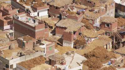 Stockage du fourrage sur les toits d'un village