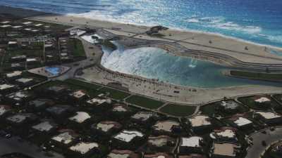 Immense piscine  en bord de mer, le littoral