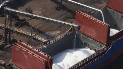 Déchargement dans le port