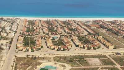 Résidences désertées sur la plage