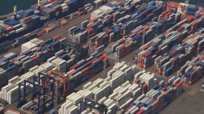 Porte-conteneurs dans le port industriel