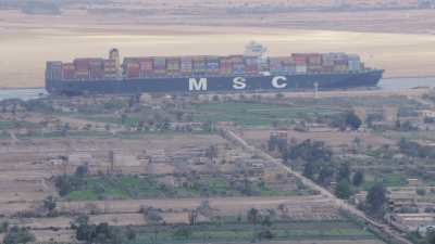 Cargo sur le Canal de Suez