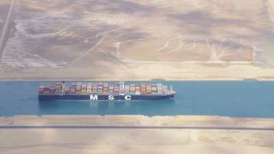 Cargo sur le Canal de Suez
