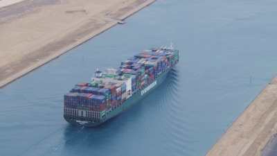 Cargo sur le Canal de Suez