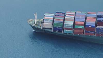 Cargo sur le Canal de Suez
