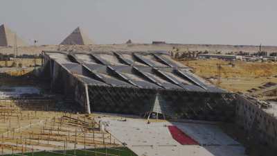 Grand Musée Égyptien en construction près des pyramides