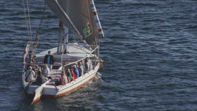 Ville d'Assouan et bateaux sur le Nil