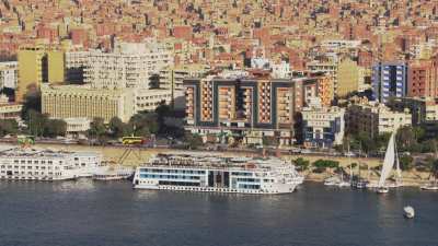 Bateaux de croisière, voiliers sur le Nil à Assouan