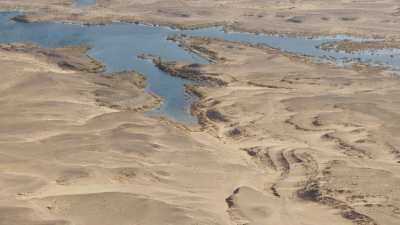 Le Lac Nasser, formations rocheuses et désert
